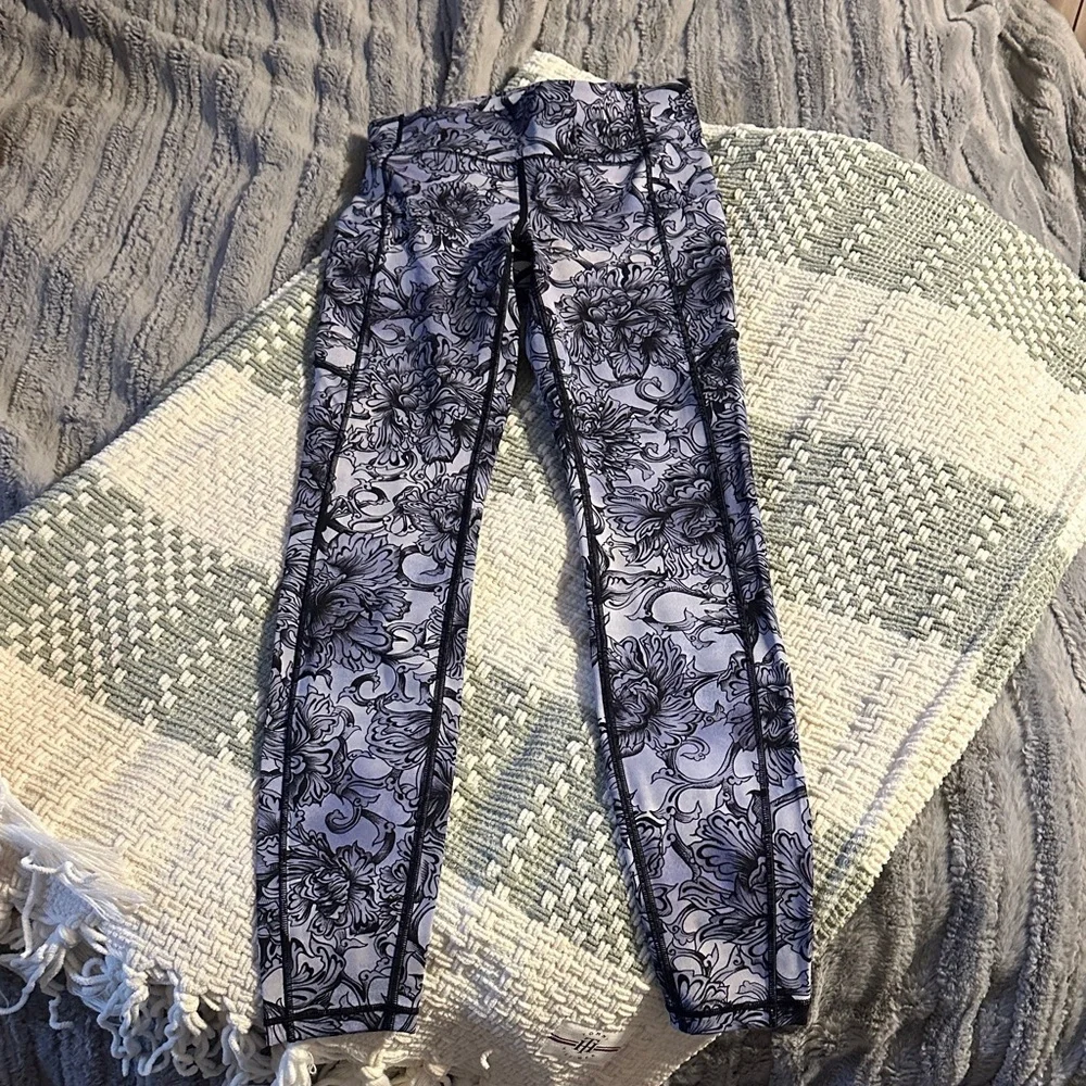 Women’s lululemon floral leggings